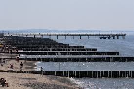 Вот же дебилка. Псинку жалко. У нас тоже вот такие идиоты по волнорезам ходят. Ради фоточек. Сколько уже падали оттуда, телефоны топили в ледяной воде купались, калечелись и даже гибли. И не переводятся дебилы. Иные детей тащут туда. Недавно она такая дура пыталась в нашей городской группе доказать что эти "пенёчки" дорожка в море для прогулок.  Гляньте на фото. Разве нормальный человек подумает что это такие дорожки для прогулок туристических в море?