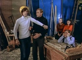 Попытка кота запрыгнуть в нарисованное отверстие