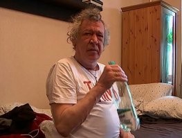 Вот этот актер. Он постоянно на гастролях такой выступал