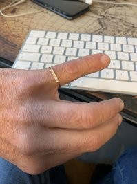Молодец , я когда то на 250-350тке много чего находил а потом пошел в тему с временем и теперь епусь минлабами и опять хочу на Гаррет . Странно кстати что просто так они там ходят , у нас щемить за это начали и теперь или ты признанный поисковик или ни как или без прибора останешься и с никуевым штрафом , кстати по законодательству он должен в добровольном порядке вернуть это государству и как бы ни епет ни кого и ни кто тебе ни чего не выплатит , есть условия по золоту типа если в течении 2х лет ни кто не заявлял о пропаже такого изделия то тебе типа вернут , а на практике хер кто вернет . Я вчера с утра гулял и сразу хабар нашел в местном парке и то с ментами больше общался на тему признан я или нет и до самого конца не показывал им карту мою :) зато когда показал сразу сказали и какого хрена ты нам мозги парил ? тебе что пообщаться не с кем было ? . Вот фотки , вчера нашел AG525 камни правда фианиты , но все равно приятно .