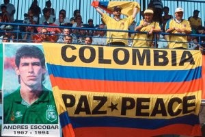 В Колумбии с футболом все не просто..(((
Шла 34-я минута матча США – Колумбия на чемпионате мира   1994, когда защитник колумбийской сборной Андрес Эскобар пытался прервать прострел американца Джона Харкса и случайно срезал мяч в свои ворота. Латиноамериканцы тот матч проиграли и вылетели с турнира, хотя считались теневыми фаворитами и обладали мощным составом.
Спустя 10 дней, в ночь со 2 на 3 июля, в Андреса Эскобара выпустили шесть пуль в его родном городе Медельине.