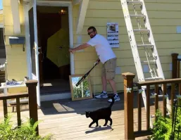 Разбить зеркало, рассыпать соль плохая примета. А ещё какие? 
Чёрный кот ему дорогу не переходил.
Нельзя ставить ботинки на стол?
Нельзя вешать календарь со стороны улицы?
Нельзя зонт заносить в дом?