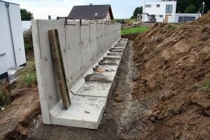 Строителям надо руки оторвать. Такие стены делаются из угловых бетонных плит. Если сделать правильный фундамент, такая стена никогда не завалится.