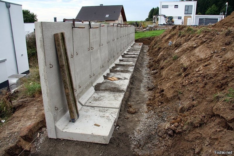 Строителям надо руки оторвать. Такие стены делаются из угловых бетонных плит. Если сделать правильный фундамент, такая стена никогда не завалится.