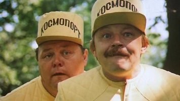 Как увидел, то возникла эта ассоциация, хотя кепки сильно отличаются