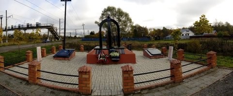 Я бывал у друга в гостях в Грядах. Это по Волоколамской ветке, пару остановок не доезжая до Дубосеково. Станция Чисмена. Там есть мемориал. И на том мемориале вот такая вот могила. Я не знаю, кто была эта девочка. Тогда и стар и млад встали на борьбу с немецкой сволочью. Вечная им память!