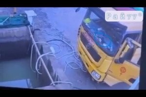 А сразу за лобовым стеклом, это не девочка из "Звонка" сидела?