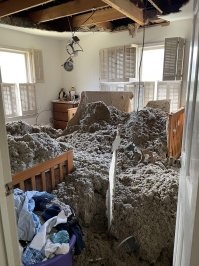 Просто гипсокартон прикручен в балкам, а обрешётки нет, нагрузили утеплителем и он намок, и опал.