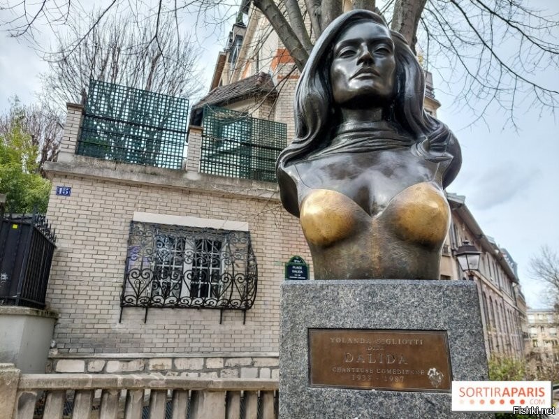 Памятник Далиде в Париже.