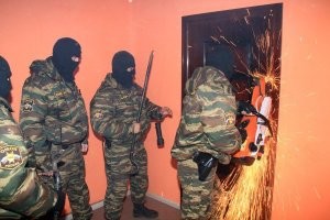 а в это время за дверью...