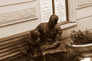 В Петербурге во дворе дома Моховая 27-29 памятник героям произведения Михаила Булгакова "Собачье сердце".
