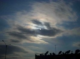 Огненная радуга не такое уж и редкое явление.
Просто нужно почаще на небо глядеть.
Я в год его десятки раз наблюдаю. Нафотографировал предостаточно.
Вот несколько со своего архива: