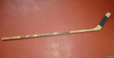 Были и стеклопластиковые, редко, массово были вот такие, с деревянным "пером":