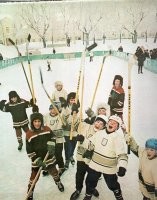 Клюшки "Рига" не попадались...
"Мукачево" у нас были в почёте, так сказать. Естественно, с "пером", обмотанным чёрной матерчатой изолентой. 
Особо продвинутый вариант: распарить "перо" и загнуть его в батарее. А потом, само собой, – обмотать чёрной изолентой.