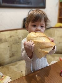 Не у всех, за старшую не помню, а младшая уже вставала свободно.
Но да, пряталось всё отовсюду, где могла дотянуться.