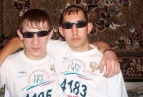 Посоны одобряют!
Тату - это посыл человека окружающим. В данном случае, что он лысеющий дал.па.ёп!))