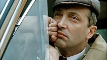 Москва! 50-е годы. Они уже скрылись за поворотом. Отшумели 60-е, 70-е пролетели, 80-е проросли. Оба мы меняемся в возрасте   Москва молодеет, а я старею. Где вы теперь, друзья моей юности? Вы, бескорыстные подружки? Молодость, ты была или не была? Кто ответит, куда ты делась? И только ветер в аллеях Нескучного сада заметает твои следы.