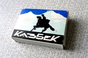 Вы видите медведя на пачке "Казбека"? Нет? А он за гору ушел, пописать!
(Детская шутка из 60-х).
Где лицо в Александре?