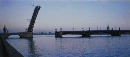 Разводная часть Троицкого моста однопролетная. Перепрыгнуть через ещё не сведённый пролёт физически невозможно.