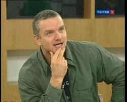 Мужчина приготовил пиццу из пельменей
