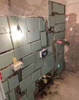 Тут не совсем золотые руки:это не плитка,а приклееные кусочки гипсокартона.Скорее всего это сделано для экономии штукатурки,хотя как по мне идея так себе