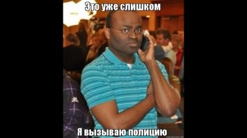 Мужчина приготовил пиццу из пельменей