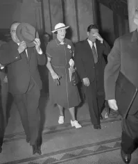 Карманники выглядят, как боссы мафии.
Эх, пиндоссия... Откуда вам знать, что такое настоящий карманник...