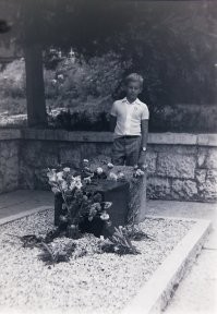 Первые часы были ЗиМ, в пластиковом зелёном корпусе.
На часы 17 рублей заработал сам в Холмовской бригаде совхоза "Организатор" Архангельская область Приморский район в 1978 году. Катунино - Холм.
Родители добавили 5 руб и купили эти часы в Военторге. 
Носил, пока не приобрёл более престижные.
Ни разу не подвели. Сейчас где то у родственников хранятся.
На фото я в Сухуми с часами Зим. У могилы стюардессы Надежды Курченко, погибла при захвате самолёта литовскими террористами Бразинскасами