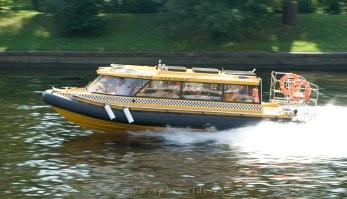 В Питере несколько лет тому назад вообще катерки запустили в качестве "городского транспорта". Там человек 10-15 вместимость была.  В центре хрен сядешь. 

Логичным образом все быстро накрылось медным тазом. Когда фирма-организатор городскую субсидию проела.