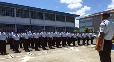 Разве юбки   это практичный элемент униформы для полицейского(с)
Нет. Непрактичный. Именно поэтому форма полицейских на Фиджи самая что ни на есть привычная нашему глазу.
Шоу для туристов, чтобы подзаработать, к каждодневному несению службы отношения не имеет.