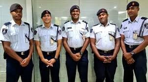 Разве юбки   это практичный элемент униформы для полицейского(с)
Нет. Непрактичный. Именно поэтому форма полицейских на Фиджи самая что ни на есть привычная нашему глазу.
Шоу для туристов, чтобы подзаработать, к каждодневному несению службы отношения не имеет.