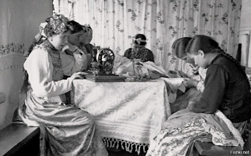Тоже Романовка.
Невеста в кро соте с подругами за шитьём приданого. Январь –февраль 1940 года.