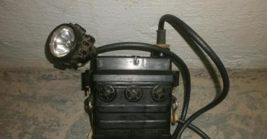 Что то он гонит- ожоги странно расположены- раз на работе чувствую жжение по аккумуляторным щелочным фонарём- оказалось протекает одна из банок, перевернул на другую сторону, закончил работу, после этого поменял фонарь, ожог был в виде покраснения.