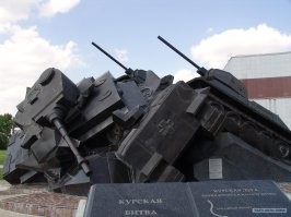 У меня есть идея, куда их после выставки отправить.
Есть такой памятник-архитектурная композиция, в память о ВОВ, называются "Танковый таран". Там советские Т-34, давят гусеницами и опрокидывает немецких Тигров  (или ПЗ-4. Я не сильно разбираюсь).
И вот нечто подобное, надо проэкспозировать напротив посольств недружественных стран: к посольству США, пускай везут Абрамс, который будет иметь жалкий вид под траками Т-72, к посольству Германии - Леопард, в таком же исполнении в позе подчинения под 72-кой. Если Челенджера раздобудут - то и англичан "надо порадовать".
Чтоб каждый посол,  дипломат или посетитель тамошних хором, начиная своё утро с крафтового смузи, любовался в окошко, как гордость их оборонной промышленности, прошедшая реальное боестолкновение - имеет жалкий вид. И все посетители  и гости посольств данных государств, будут проходить и любоваться  этим памятником.
Такие фотографии очень быстро завирусятся и облетят весь мир, куда в больших масштабах, чем просто подбитая западная техника.. для несведущего гражданина пока что это выглядит .. мол танк и танк, подбитый.. обычная выставка, что тут такого? Нужна идеологическая составляющая.
А вот композиция,  да ещё  в нужном месте, отражающая доминирование советского оружия над западным - это во первых красиво (благо есть откуда срисовать), во вторых  - знатная пощёчина  самолюбию западных жителей и их паствы.  
Нужно делать качественный пиар, при доступных ресурсах.