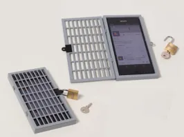 Эта хрень придумана не для защиты телефона, а чтобы дети или озабоченные гости в телефоне не шарились!