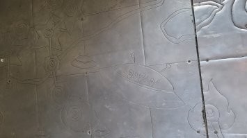 Был недавно в Чанг Маи, там есть великолепнейший (без малейшей иронии!) Серебряный храм. На фоне сплошного золота (прямо "чтобы чаще Господь замечал") серебро смотрелось просто здорово. Но присмотревшись нашел там массу интересного, вот некоторые из фотографий. Летающие тарелки были прямо на полу перед вполне обычным Буддой. Да, женщин в этот храм не пускают - чтобы не оскверняли! Храм построен не так давно за счет местных жителей (после того как старый сгорел), община скинулась. 
Жаль что в Бангкоке про храм Бекхэма не знал, сходил бы!
Есть все-таки что-то необычное в Таиланде!