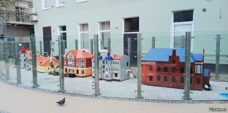 А у нас в городе сначала было так. Потом вот так. А теперь вот так гламурно с загородкой от врагов и тёплым полом с модными особняками. И на последнем фото фирменная котофейня.