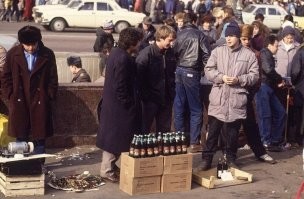 Пфф...В 6 утра еду на завод пивной,перед работой сосед помогал(у соседа был "каблук")покупаю пиво,до обеда продаю,вечером продаю на рынке сигареты "Полёт".Мне было 14 лет.Школу вынужденно прогуливал,но закончил 9 класоов на 3-4.