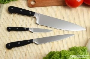 Кухонный нож тоже не оружие. НО !!! используя как ОРУЖИЕ я могу тебя зарезать и освежевать как порося. Минут за 10 максимум 15.
Характерным орудием ряда составов насильственных преступлений наряду с оружием являются предметы, используемые в качестве оружия. Данный признак фигурирует в 8 статьях Особенной части УК РФ.
Учи матчась, амиго.