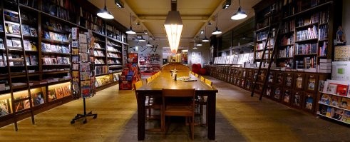 Ресторан у моего дома Cook And Book , тематическое место , 2 раза был и по понимал как можно обедать среди стольких книг .