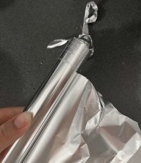 На коробке по бокам есть 2 выемки , зажал и мотай ты эту фольгу и такого не случится .