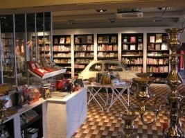 Ресторан у моего дома Cook And Book , тематическое место , 2 раза был и по понимал как можно обедать среди стольких книг .