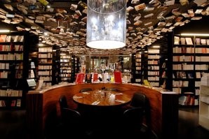 Ресторан у моего дома Cook And Book , тематическое место , 2 раза был и по понимал как можно обедать среди стольких книг .