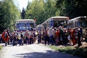 Заезд очередной смены в лагерь? Пока в свободной одежде, но у каждого с собой голубая рубашка, шорты, галстук, в них и будут дальше ходить на территории. Был список , что нужно брать с собой в пионерский лагерь,для родителей. Обязательной была форма, зубная щетка, паста, мыло, сменные носки и нижнее белье.