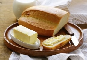 Масло надо резать ломтиками и накладывать на хлеб!