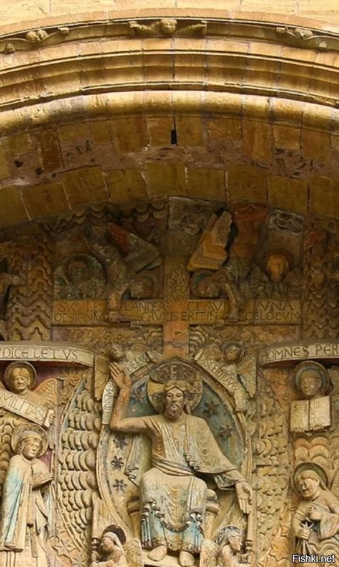 В аббатстве Сент-Фуа, Конк, Франция. Скульптор по-современному играл с реальностью: превращал камень в бумагу или ткань.