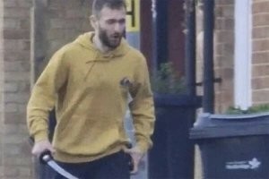В Лондоне психопат порезал прохожих самурайским мечом

Перед этим он врезался на фургоне в здание. Он начал бесцельно нападать на всех подряд   сразу, как вылез из поврежденного авто. Кроме гражданских, под его меч попали и двое полицейских. Остановить мужчину они не смогли   неудивительно, ведь британские копы в городе оружия не носят.

Горе-самурая в итоге повязало приехавшее подкрепление. Раненых отправили в госпиталь. Власти при этом не рассматривают инцидент как терроризм. А мэр города Садик Хан и вовсе заявил, что не стоит вообще публиковать в соцсетях отснятый материал.

«У самурая нет цели, есть только путь».
Видос большой не грузится.