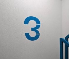 Из выше перечисленного меня ничего не бесит хоть и все случалось. Фигня бытовуха. 
А вот цифра три мне бы создавала дискомфорт и я бы ночью просто бы закрасил её белой краской и проблема решена.