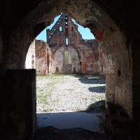 Мне через четыре месяца 50. Эта руина бывшая кирха Св. Барбары в нынешнем посёлке Храброво в Калиниградской области. Там даже сохранился кусочек старинной фрески.