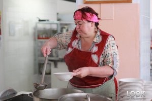 Кого они обманывают? сами себя обманывают. 
Какой там пот может быть в подмышечной впадине дохлого японского сухостоя? Вот бы им нормальную такую сочную во всех смыслах крепкую профессионалку в сфере общественного питания - вот это был бы настоящий потный рис.